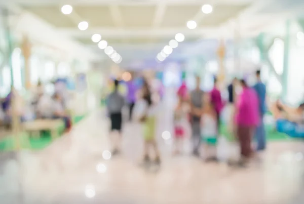 Imagem turva de pessoas andando no shopping — Fotografia de Stock