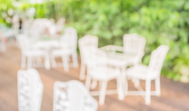 Arka plan kullanımı için yeşil ağaç bokeh ile gündüz vakti bulanık bir restoran görüntüsü .