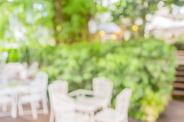 Arka plan kullanımı için yeşil ağaç bokeh ile gündüz vakti bulanık bir restoran görüntüsü .