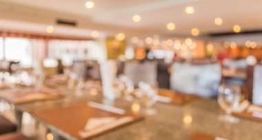 Bokeh imajı olan bir kafenin arka planı bulanık .