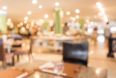 Bokeh imajı olan bir kafenin arka planı bulanık .