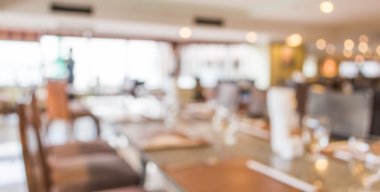 Bokeh imajı olan bir kafenin arka planı bulanık .