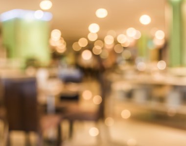 Bokeh imajı olan bir kafenin arka planı bulanık .