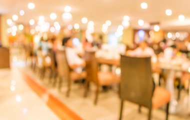 Arka plan kullanımı için restorandaki bulanık insanların görüntüsü .