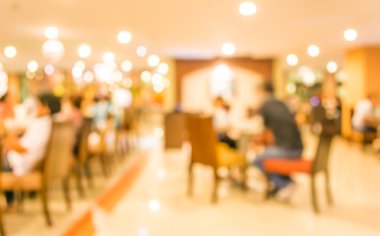 Arka plan kullanımı için restorandaki bulanık insanların görüntüsü .