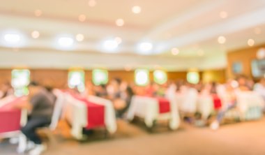 Arkaplan kullanımı için oditoryumdaki insanların bulanık görüntüsü .