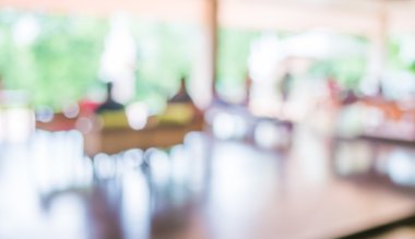 Oturma odasında oturan insanların bulanık görüntüsü .