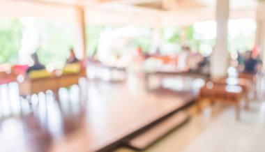 Oturma odasında oturan insanların bulanık görüntüsü .