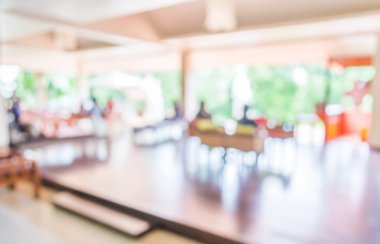 Oturma odasında oturan insanların bulanık görüntüsü .