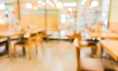 Bokeh imajı olan bir kafenin arka planı bulanık.