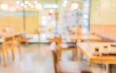 Bokeh imajı olan bir kafenin arka planı bulanık.