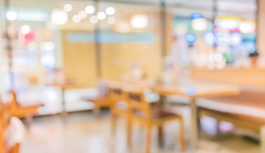 Bokeh imajı olan bir kafenin arka planı bulanık.