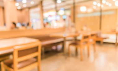 Bokeh imajı olan bir kafenin arka planı bulanık.