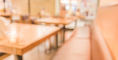 Bokeh imajı olan bir kafenin arka planı bulanık.