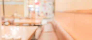 Bokeh imajı olan bir kafenin arka planı bulanık.