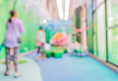 Bilim müzesinde arka plan kullanımı için bulanık çocuk resmi .