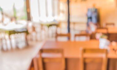 Bokeh imajı olan bir kafenin arka planı bulanık.