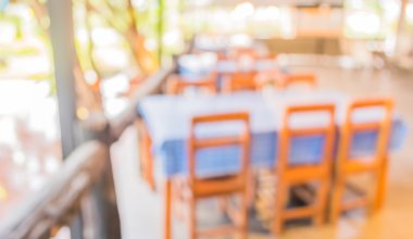 Bokeh imajı olan bir kafenin arka planı bulanık.