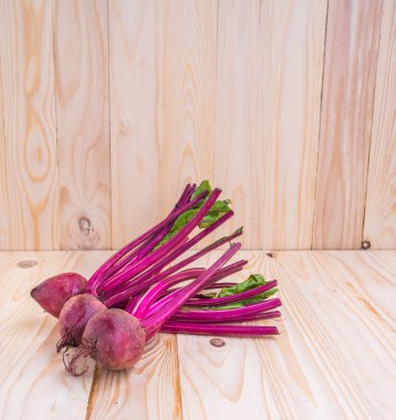 görüntü için arka plan kullanım ahşap masa üzerinde çiğ kırmızı pancar.