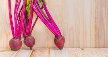 görüntü için arka plan kullanım ahşap masa üzerinde çiğ kırmızı pancar.