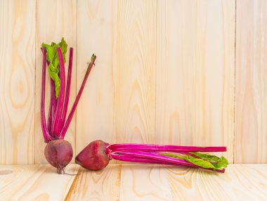 görüntü için arka plan kullanım ahşap masa üzerinde çiğ kırmızı pancar.