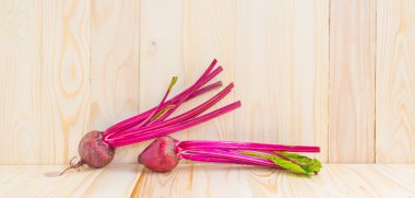 görüntü için arka plan kullanım ahşap masa üzerinde çiğ kırmızı pancar.