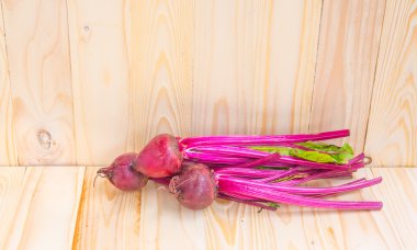 görüntü için arka plan kullanım ahşap masa üzerinde çiğ kırmızı pancar.