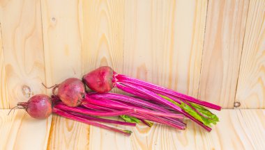 görüntü için arka plan kullanım ahşap masa üzerinde çiğ kırmızı pancar.