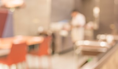 Bokeh ile kafenin arka planı bulanık.