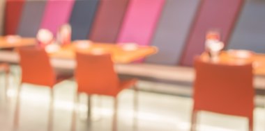 Bokeh ile kafenin arka planı bulanık.