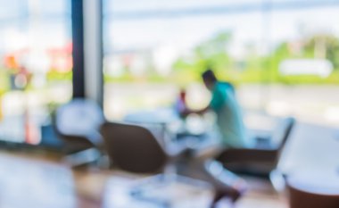 Bokeh imajı olan bir kafenin arka planı bulanık