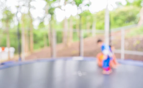 Imagen borrosa de niño saltando en trampolín . — Foto de Stock