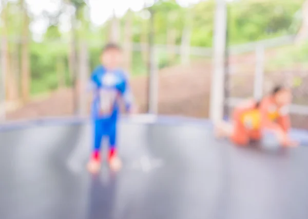 Imagen borrosa de niño saltando en trampolín . — Foto de Stock