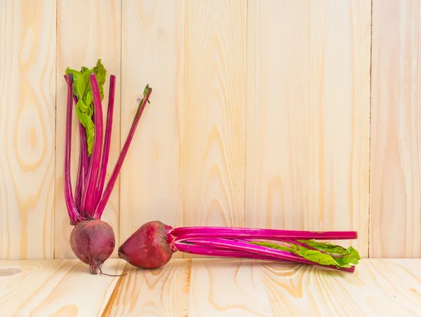 görüntü için arka plan kullanım ahşap masa üzerinde çiğ kırmızı pancar.