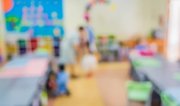 Aula borrosa con maestro y niños — Foto de Stock