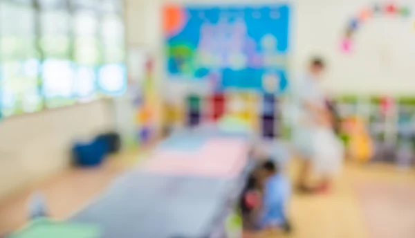 Aula borrosa con maestro y niños — Foto de Stock