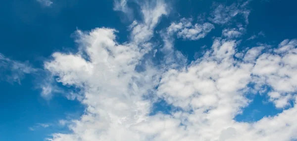 Gambar Langit Biru Dengan Awan Putih Untuk Penggunaan Latar Belakang — Stok Foto