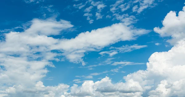 背景に白い雲のある青空のイメージ — ストック写真