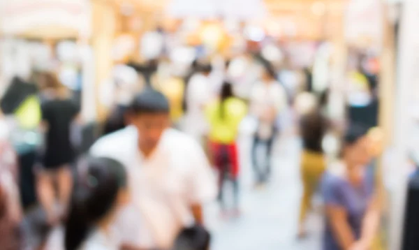 Imagem desfocada de pessoas andando em shopping center, borrão backgrou — Fotografia de Stock