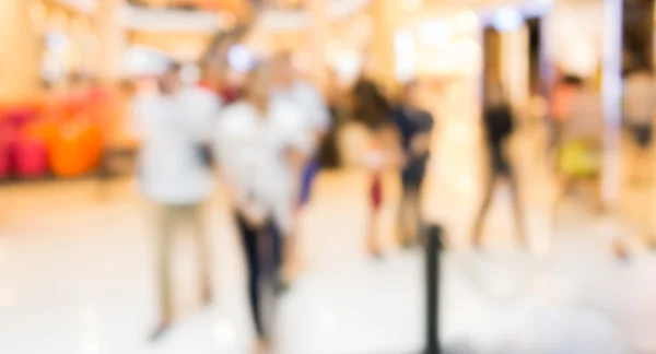 Imagem desfocada de pessoas andando em shopping center, borrão backgrou — Fotografia de Stock