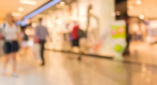 Imagem desfocada de pessoas andando em shopping center, borrão backgrou — Fotografia de Stock