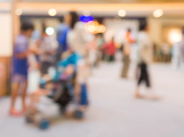 Az emberek séta a shopping mall, homályos kép elmaszatol háttérb — Stock Fotó