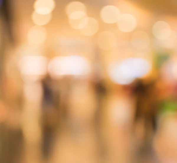 Imagem desfocada de pessoas andando em shopping center, borrão backgrou — Fotografia de Stock