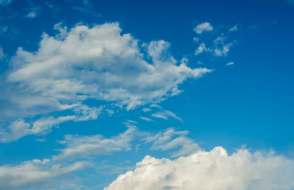 Gambar Langit Biru Dengan Awan Putih Untuk Penggunaan Latar Belakang — Stok Foto