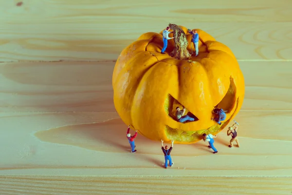 Muñeca y calabaza para halloween —  Fotos de Stock