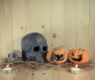 çürük Cadılar Bayramı Balkabağı ahşap arka plan üzerinde mum ışığı ile