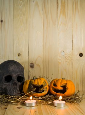 çürük Cadılar Bayramı Balkabağı ahşap arka plan üzerinde mum ışığı ile