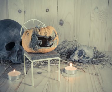 çürük Cadılar Bayramı Balkabağı ahşap arka plan üzerinde mum ışığı ile