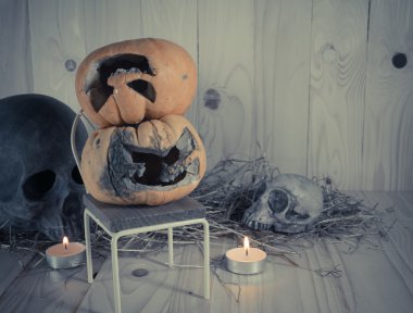 çürük Cadılar Bayramı Balkabağı ahşap arka plan üzerinde mum ışığı ile