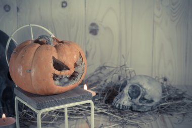 çürük Cadılar Bayramı Balkabağı ahşap arka plan üzerinde mum ışığı ile